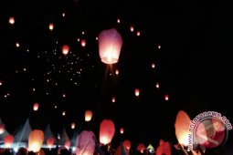 Seribu lampion diterbangkan di  Candi Muarojambi