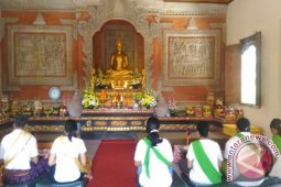 Vihara Giri Manggala Alasangker Ramai Dikunjungi Umat Lintas Agama