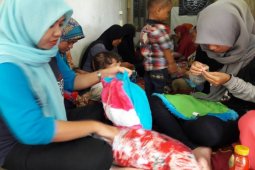 Alfamart Berdayakan Warga Membuat Bantal "Cantik"
