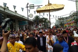 Ribuan Orang  Padati Jalan Asia-afrika