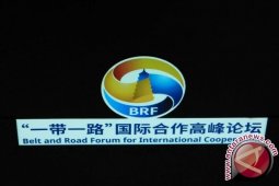 Jokowi Disambut Xi Jinping Memasuki Ruangan Pembukaan BRF