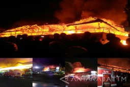 PMK Ponorogo Kewalahan Padamkan Kebakaran Pasar Songgolangit