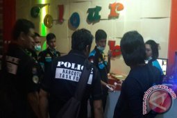 Ditresnarkoba Polda Kalsel Razia Karaoke Keluarga