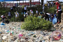 Ratusan relawan bersihkan Waduk Lhokseumawe