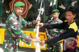 Satgas Pamtas Terima 18 Senjata Api Rakitan
