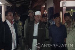 Warga Tambak Luruk Rumah Dinas Bupati Sampang