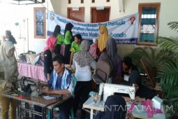 Puluhan Pemuda Situbondo Ikuti Pelatihan Kerajinan Tas