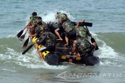 Prajurit Marinir Latihan Renang/Dayung Tembus Gelombang