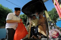 PLN Gorontalo Salurkan Bahan Pokok Kaum Dhuafa