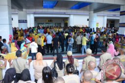 Ribuan Warga Sambut Kedatangan Rusli Habibie