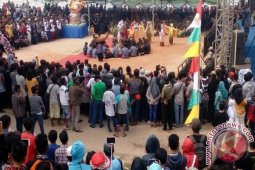 Ribuan Wisatawan Saksikan Pesta Adat Perang Ketupat di Bangka Barat