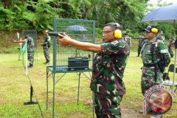 Kolonel Imam Sopingi Juara Lomba Menembak