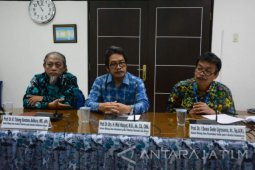 Unair Miliki Tiga Guru Besar Baru