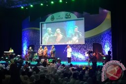 Aher Menyanyikan "Sajadah Panjang" di HUT BJB