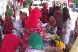 Warga "Serbu" Pasar Murah Sembako di Ngawi
