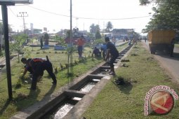 Bersih-bersih di Lanud Supadio