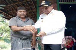 Bupati Santuni Warga Sakit