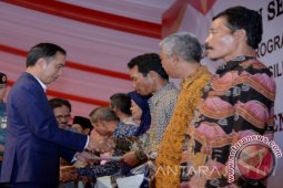 Pembagian sertifikat tanah berbonus sepeda ala Jokowi