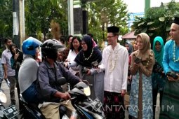 Mahasiswa Amerika Bagikan Takjil di Unitomo (Video)