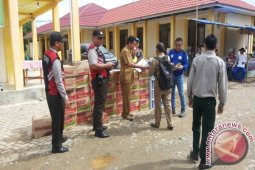 Jajaran Polsek Tapsel Turun Langsung Bantu Korban Banjir