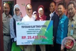 Gubernur Babel Erzaldi Rosman Serahkan Asuransi Kematian Pegawai Honorer DPU