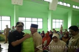 Lansia Telantar di Malang Terima Bantuan Sembako