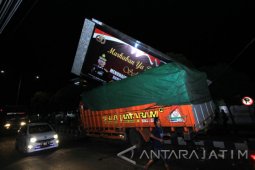 Truk Tabrak Papan Reklame