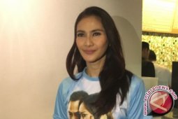 Main dengan suami Christine Hakim, Maudy Koesnaedi "keinggris-inggrisan"