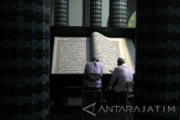 Alquran Raksasa