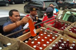 Polres Sampang Sita 1.118 Botol Minuman Berbahan Kimia