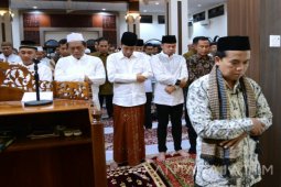 Presiden Shalat Tarawih di Masjid Al Muslimun (Video)