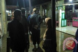 Warga Mulai Bersihkan Rumah Dari Banjir