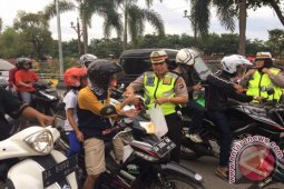 Ditlantas Beri Takjil Pengendara Tertib Lalu Lintas