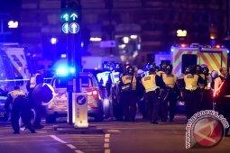 Mobil Van Tabrak Pejalan Kaki di Jembatan London