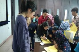 Dosen Tiongkok Ajari Bahasa Mandarin