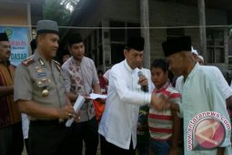Bupati Tapsel Salurkan Bantuan