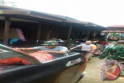 TNI Evakuasi Korban Banjir Teluk Bintuni