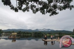Warga "ngabuburit" Di Objek Wisata Danau Perintis