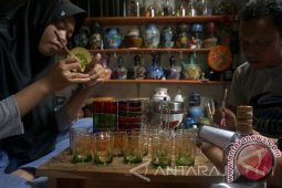 Seniman Gelas Lukis Kebanjiran Permintaan Menjelang Lebaran