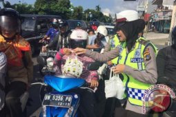 Polwan Ditlantas Polda Kepulauan Babel Bagikan Takjil Bagi Pengendara
