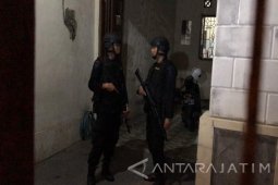 Brimob Jaga Kediaman Ketua Komisi B DPRD Jatim (Video)