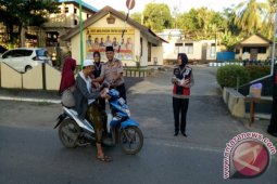 Polsek Tapin Selatan Bagikan Takjil Gratis Ke Pengguna Jalan