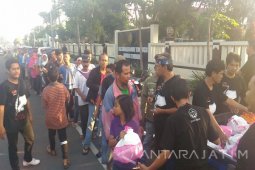 Wartawan Hukum Surabaya Bagikan Ratusan Paket Bahan Pokok