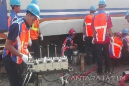 KAI Madiun Pastikan Jalur KA Paron Normal