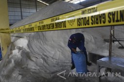Mabes Polri Segel Ribuan Ton Garam di Gresik (Video)