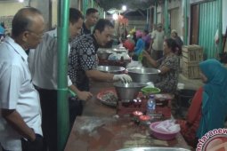 Petugas Disperindagkop Jembrana Bina Pedagang Jembrana Curangi Timbangan