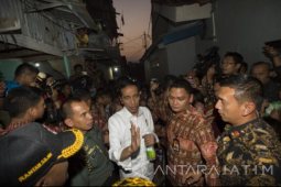 Presiden Bagikan Paket Sembako di Bogor (Video)