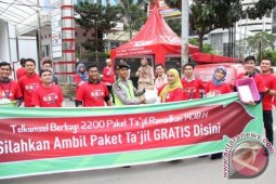 Karyawan Telkomsel Berbagi Takjil