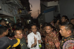 Presiden Bagikan Paket Sembako Di Cibuluh Bogor