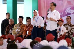 Jokowi Serahkan KIP di SMPN 2 Tasikmalaya (Video)